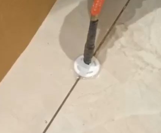 龙口瓷砖空鼓维修公司专业解答瓷砖在铺贴过程中，如果没有涂抹均匀到位的粘结材料（如水泥砂浆或瓷砖胶），可能会导致以下问题