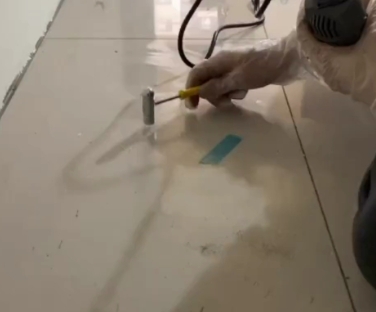 龙口瓷砖开裂维修公司专业分享瓷砖在铺贴前如果没有沥干水分，将会导致以下问题