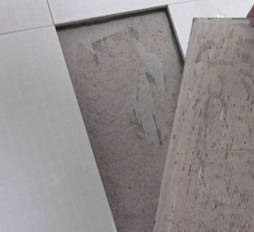 龙口瓷砖空鼓维修公司分享瓷砖铺贴时如果打浆（即涂抹在瓷砖背面和基层上的砂浆或瓷砖胶）过少，会带来以下问题